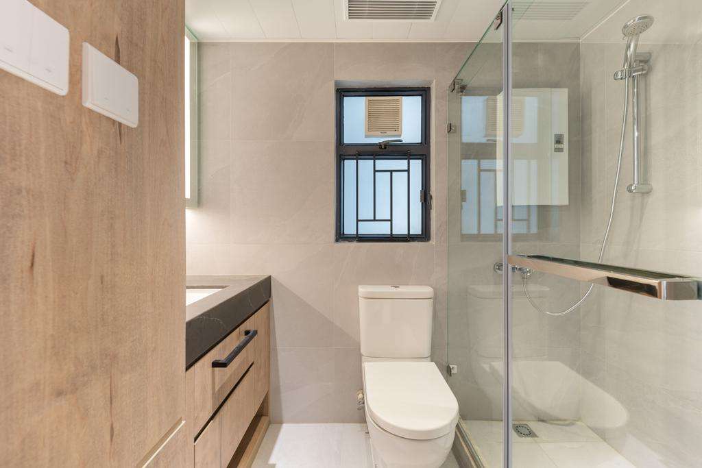 極光室內設計風格的浴室配有玻璃淋浴間和衛生間。