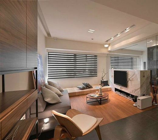 室內裝修公司，舖有木地板，配有電視。 Aurora Interior Design 室內設計