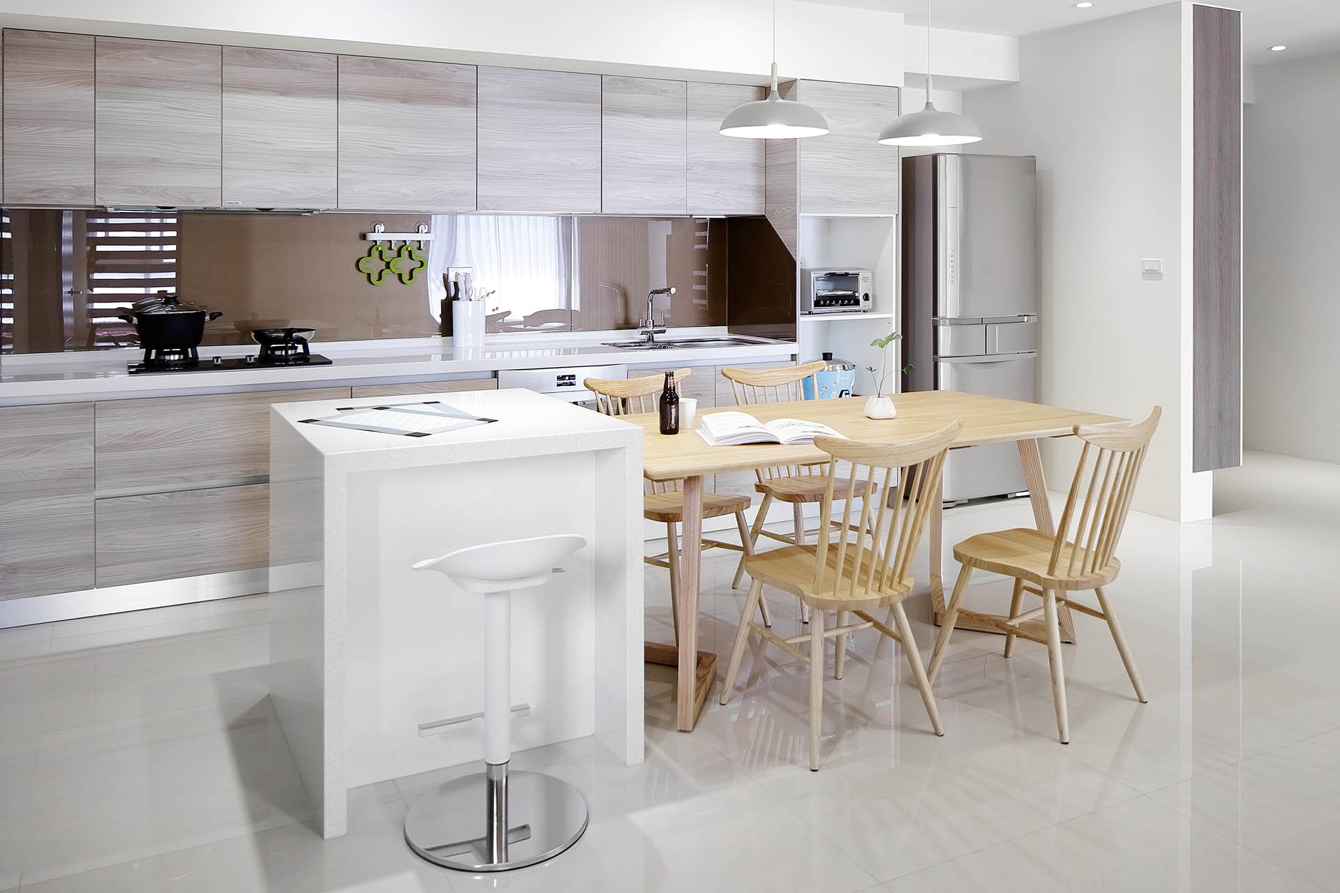白色廚房配有餐桌和椅子，有效利用空間，為小廚房打造實用的設計。 Aurora Interior Design 室內設計