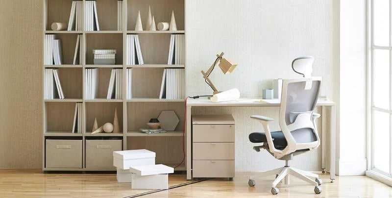 Aurora Interier Design的家庭辦公室，配有桌子、椅子和書架