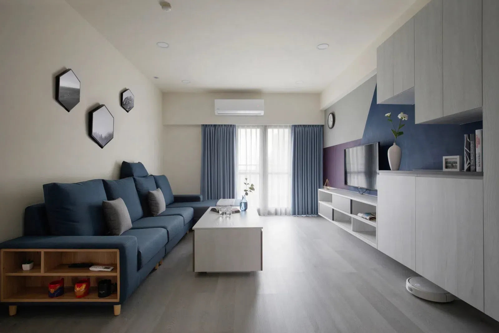 室內設計：配有藍色沙發和電視的客廳，由 Aurora Interior Design 設計。