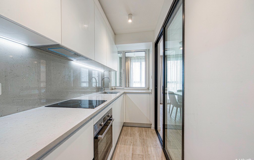 【香港廚房設計】2026 細廚房佈局 5 大技巧＋趟門／防火門規格＋造價全攻略