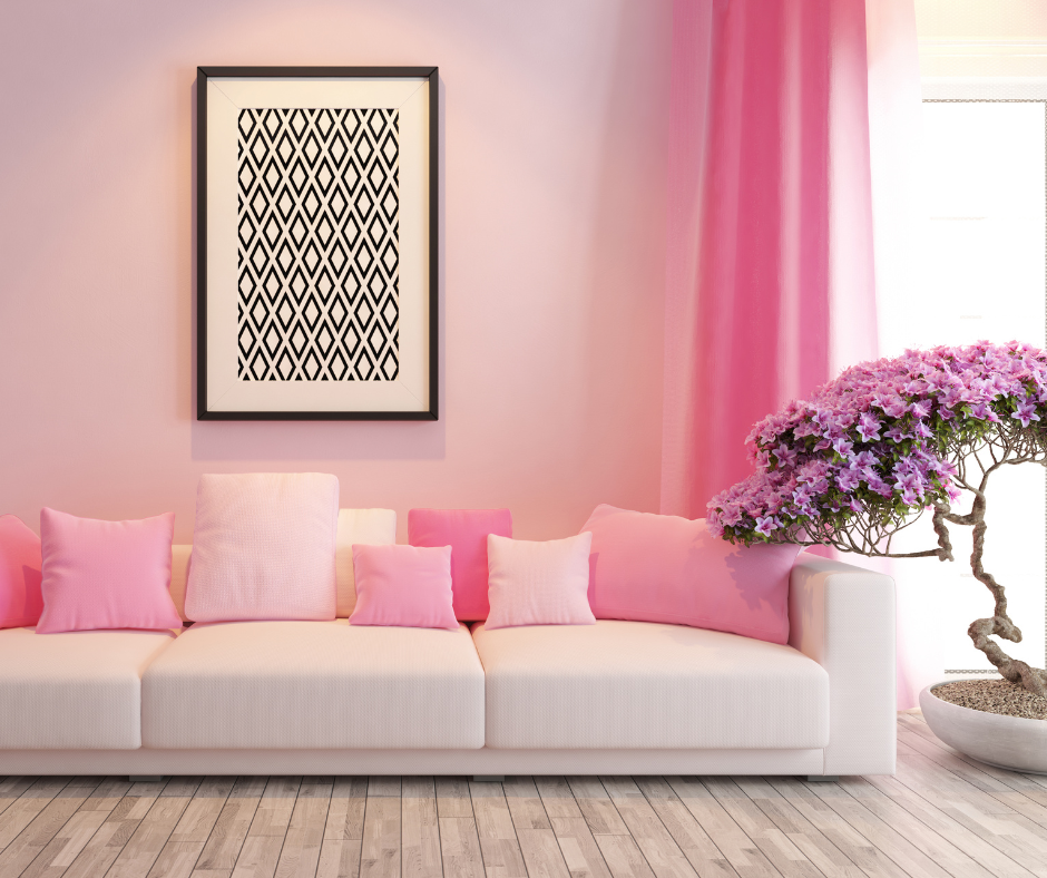 粉紅色牆壁的客廳配有白色沙發，由 Aurora Interior Design 設計 - 盈翠半島。