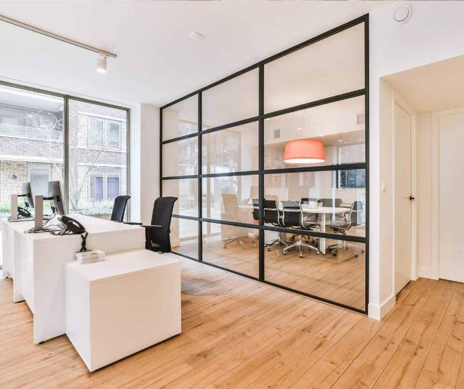 由 Aurora Interior Design 設計的現代化辦公室，配有玻璃牆和木地板。