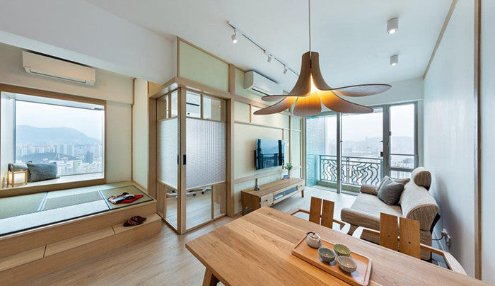 一個木製桌子和椅子，並能欣賞城市景色的室內設計。