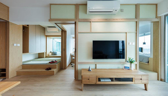 室內設計的客廳有一個平面電視和稀疏的地板。
